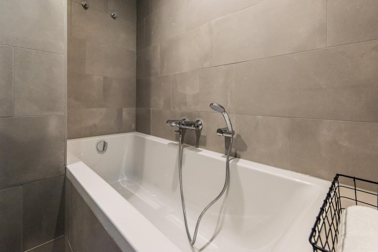 Large 1 Bedroom Apartment, Canal view - Duplex,633307542:JPEG